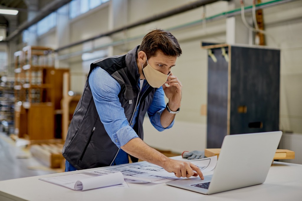 Cash and carry operator managing warehouse records